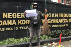 Hakim Agung Terjaring OTT KPK Asal Jogja, JCW Gelar Aksi di Depan Pengadilan