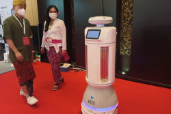 Keren! Robot-Robot Pelayan Hotel dan Restoran Dipamerkan di Bali
