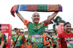 Capai Finish Bank Jateng Friendship Run Borobudur Marathon 2022, Ganjar Kain Tenun Ulos