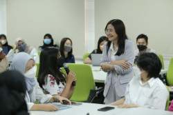 Jadi Dosen di UGM, Ini yang Diajarkan Prilly Latuconsina ke Mahasiswa