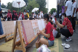 Semarakkan Hari Batik Nasional, Pengunjung Membatik Massal di Pedestrian Malioboro