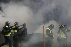 FIFA Melarang, tapi di Stadion Kanjuruhan Tetap Ada Penembakan Gas Air Mata