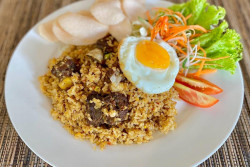 Rasakan Sensasi Makan Nasgor Bercitarasa Tengkleng ala Grage Ramayana Hotel