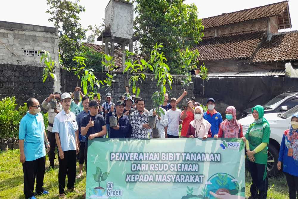 Peduli Lingkungan, RSUD Sleman Bagikan Bibit Tanaman Buah ke Masyarakat