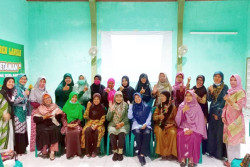 Tim Dosen Teknik Kimia  dan Akuntansi UAD Melakukan Pelatihan Teknologi Herbal bagi Ibu-Ibu PCA Aisyiyah Depok, Sleman