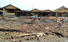 Ombak Tinggi Terjang Pantai Depok, Satu Warung Rusak