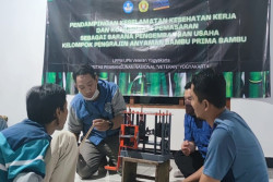 UPN Veteran Yogyakarta Bantu Pengrajin Anyaman Bambu Moyudan