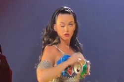 Sebelah Mata Menutup Sendiri Saat Konser, Katy Perry Buka Suara