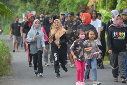 Santri dan Warga Kompak Peringati Sumpah Pemuda dengan Jalan Sehat