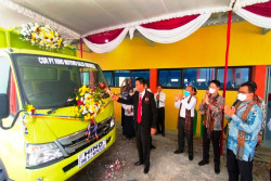 SMK Negeri 2 Wonosari Mandikan Truk Hino Pemberian PT HSMI dengan Air Kembang