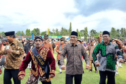 Rayakan HUT Kalurahan Canden, Bupati Bantul Ikut Menari bareng Warga