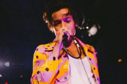 Harry Styles Mendadak Batalkan Konser, Sebut Dirinya Hanya Bisa Terbaring di Tempat Tidur