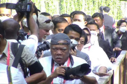 Bikin Ngakak! Menteri Basuki Nyempil Jadi Fotografer Jokowi di Bali
