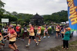 Bupati Sleman Kustini Ikut Lari di Sleman Temple Run 2022