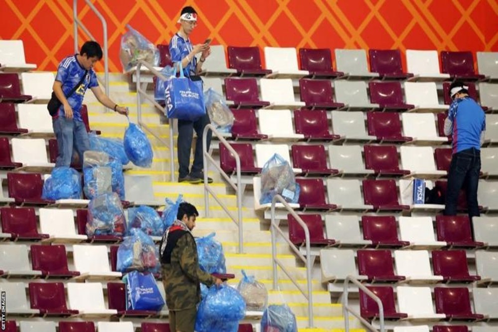 Bikin Kagum, Pendukung Hingga Pemain Timnas Jepang Bersih-Bersih Stadion Piala Dunia