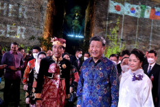 Presiden Jokowi Pamer Salaman Membusungkan Dada dengan Xi Jin Ping dan Joe Biden