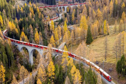 Punya 100 Gerbong, Kereta Api Ini Mampu Meliuk di Pegunungan Alpen