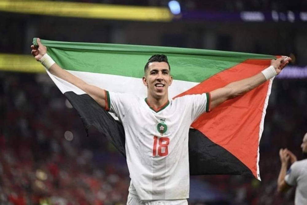 Lolos ke 16 Besar, Timnas Maroko Kibarkan Bendera Palestina di Lapangan