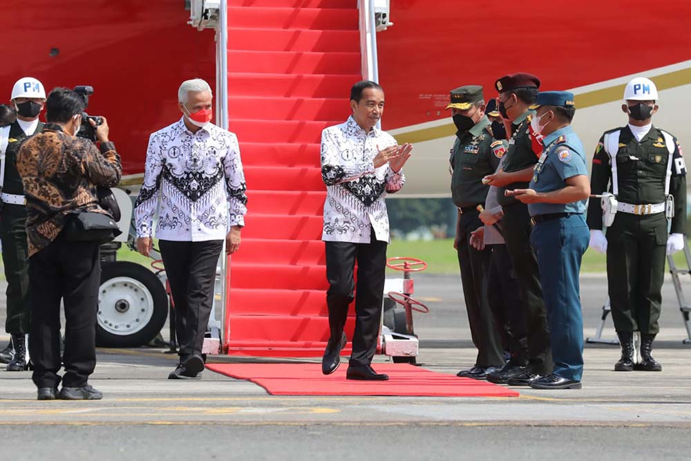 Gubernur Jawa Tengah Ganjar Pranowo Mendampingi Presiden Joko Widodo Pulang ke Solo