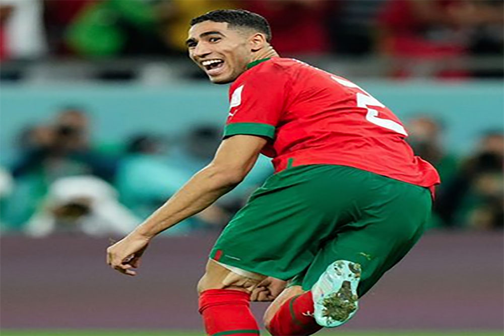 Pemain Maroko Ini Langsung Peluk Ibunya di Tribune Penonton Usai Singkirkan Spanyol