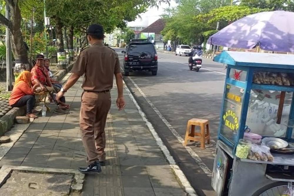 Nekat Gelar Lapak di Alun-alun Wonosari, Belasan PKL Kuliner Kena Semprit Satpol PP