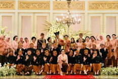 Potret Sri Mulyani Nyempil di Antara Laki-Laki di Pernikahan Kaesang Erina
