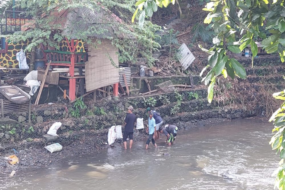 Bersihkan Sungai, Warga Tegaskan Sungai Jadi 