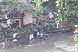 Bersihkan Sungai, Warga Tegaskan Sungai Jadi 