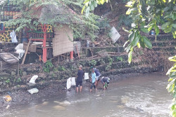 Bersihkan Sungai, Warga Tegaskan Sungai Jadi 'Halaman' Rumah