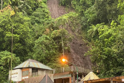 Hujan Deras, Tebing di Wisata Tlogo Putri Kaliurang dan Plunyon Longsor