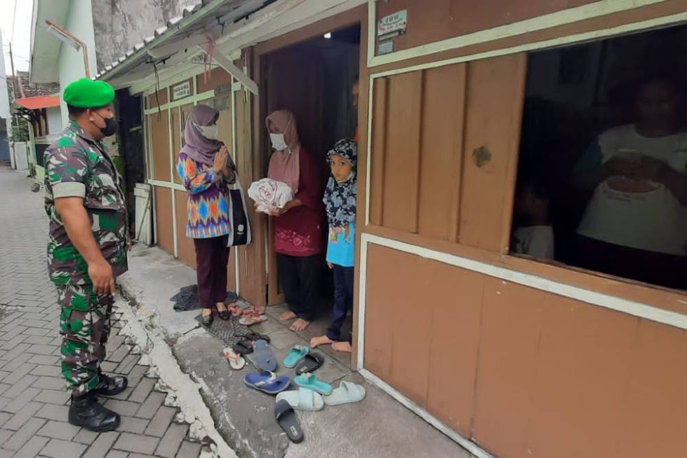Lansia & Difabel di Wirogunan Dibantu Makanan