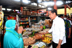 Tinjau Pasar Sentul Jogja, Jokowi Temukan Harga Beras Naik