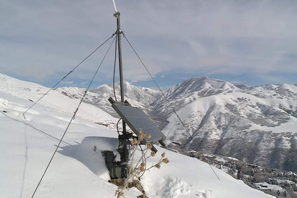 Misterius, Antena Bertenaga Panel Surya Terus Bermunculan di Kaki Bukit Utah