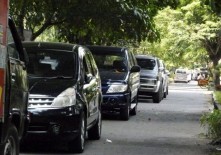 Larangan Parkir di Jalan Kampung Bikin Pusing, Warga Solo: Bikin Garasi Mahal
