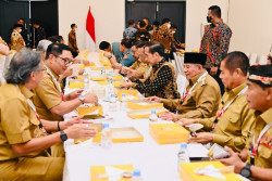 Jokowi Makan Nasi Kotak di Dekat Sultan HB X