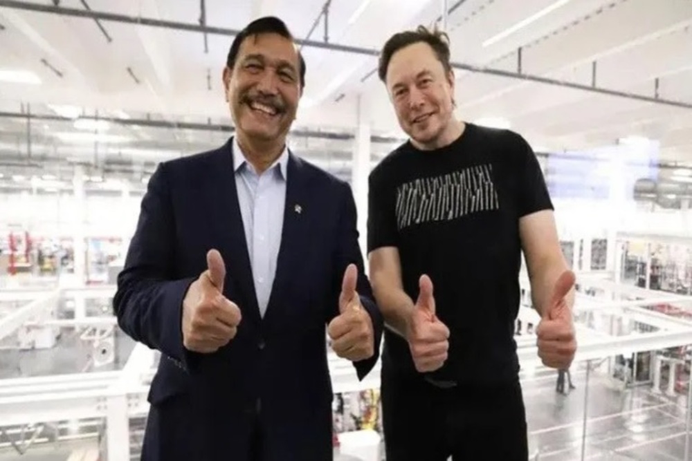 Luhut Pastikan Elon Musk via Tesla Bakal Investasi di Indonesia
