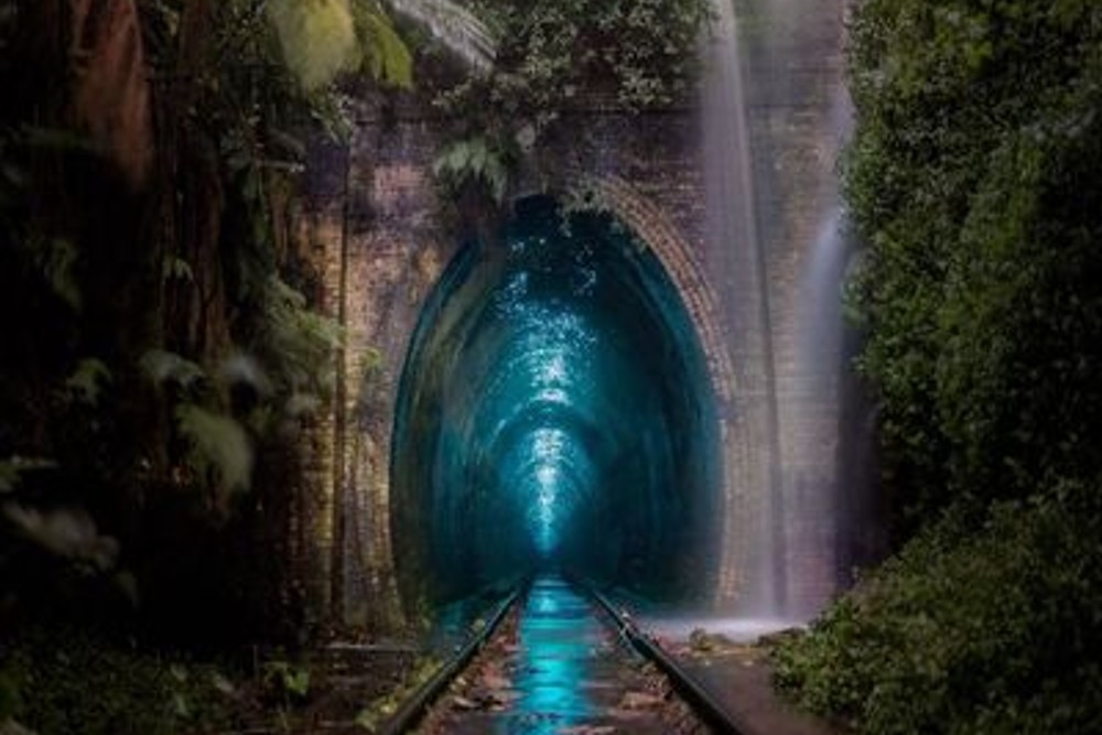 Serupa Langit Malam, Terowongan Ini Pancarkan Sinar Biru dari Cacing Pendar