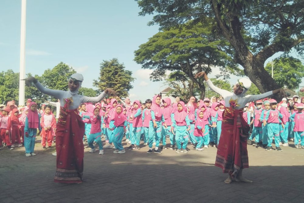 Ratusan Siswa TK Gelar Tari Massal Wonderland Indonesia