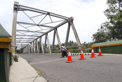 Parah! Pengendara Mobil Nekat Melintasi Jembatan Glagah yang Rawan Ambrol