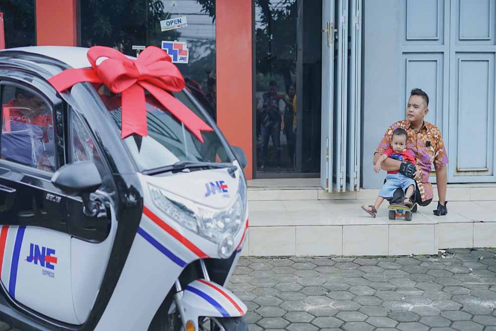 JNE Serahkan Kendaraan Listrik untuk Pak Hikmat Guru Difabel