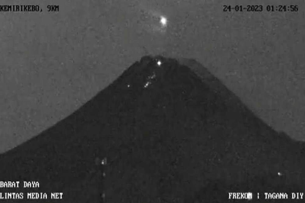 Cahaya Misterius Gunung Merapi Terekam CCTV, Begini Kesaksian Warga dan Keterangan BPPTKG