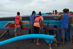 Nekat Melaut saat Ombak Tinggi, Perahu Nelayan asal Galur Terbalik