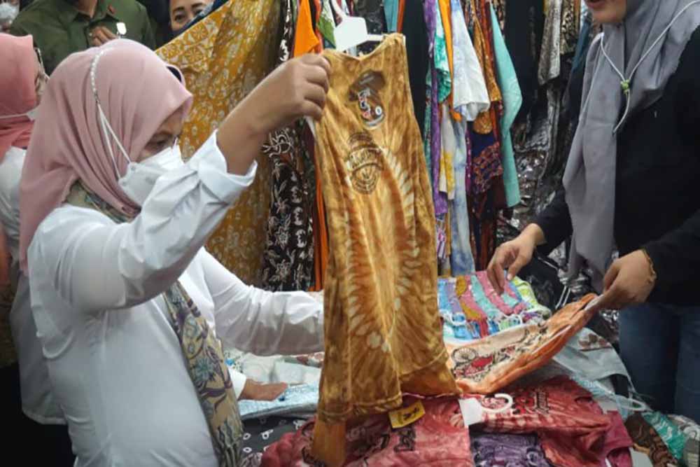 Ibu Negara Iriana Borong Tas hingga Daster di Pasar Beringharjo