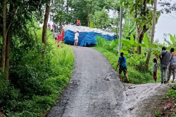 Tak Kuat Menanjak, Truk Bermuatan Puluhan Karung Terguling di Nambangan Bantul dan Sulit Dievakuasi