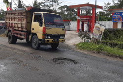 Ruas Jalan Tempel-Dekso Rusak Parah Akibat Truk Proyek Tol Jogja Bawen, Perlu Diadukan ke Gibran?