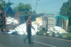 Sempat Oleng, Truk Terguling di Jalan Daendels