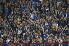 Persib Bandung Larang Suporternya yang Lempar Botol ke Suporter PSS Sleman Beli Tiket