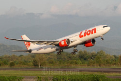 Pesawat Lion Air Terpaksa Mendarat Darurat Akibat Cuaca