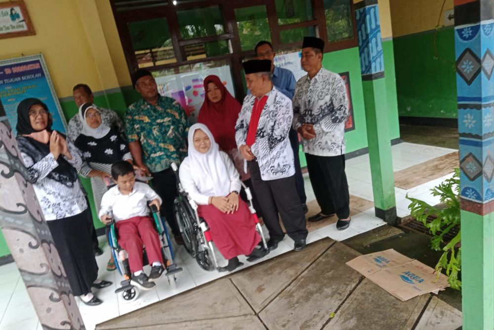 Bagikan Kursi Roda, Komunitas Guru Ingin Anak Difabel Punya Akses Sama dalam Pendidikan