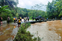 Kisah Warga Gunungkidul Terisolasi Akibat Jembatan Tak Layak yang Kerap Terendam Banjir